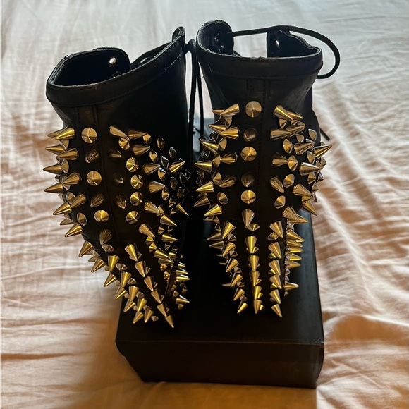 Spiked high heel boots - Picture 2 of 5